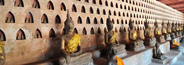 Große und kleine Buddha Figuren im Wat Sisaket Tempel in Vientiane in Laos