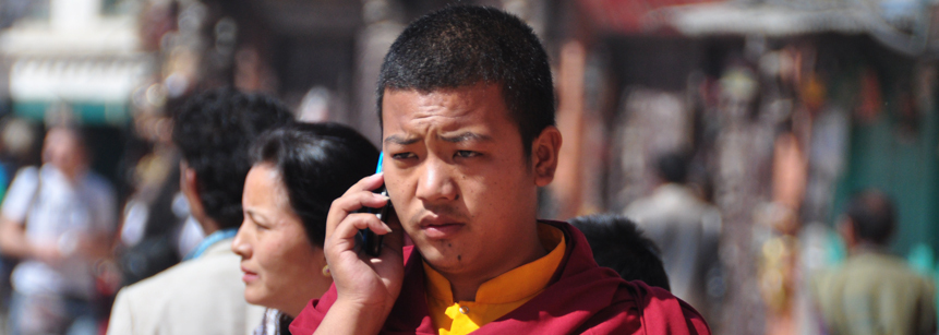 Mönch mit Telefon in Nepal