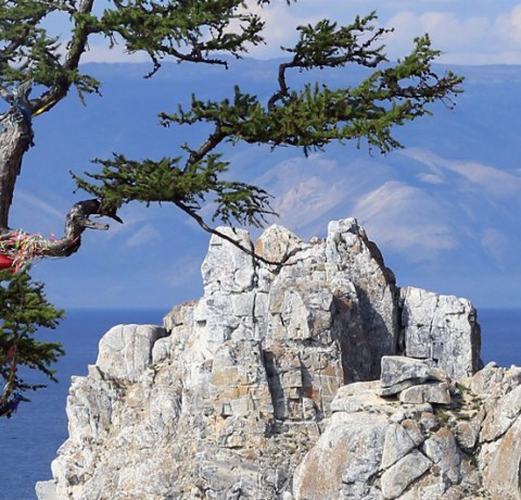 Blick auf den Schamanenfelsen in Sibirien Blick auf den Schamanenfelsen am Baikalsee