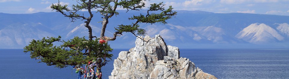 Blick auf den Schamanenfelsen in Sibirien Blick auf den Schamanenfelsen am Baikalsee