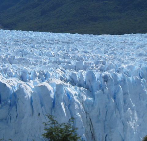 Unsere Argentinien und Chile Rundreise führt uns durch Patagonien und Feuerland. Unter anderem Wandern wir zum Perito Moreno Gletscher ganz im Süden Argentiniens!