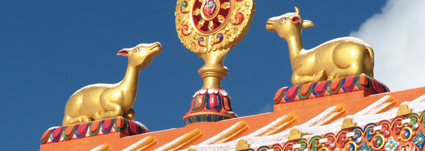 Rad des Lebens flankiert von 2 goldenen Rehen auf dem Dach des Tengboche Klosters im Everest Gebiet in Nepal