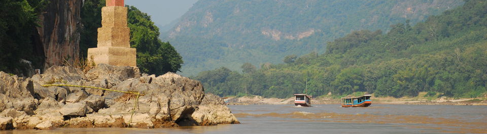 Fluss Mekong in Nordlaos mit zwei Ausflugsbooten bei mäßigem Wellengang auf einer Laos Reise