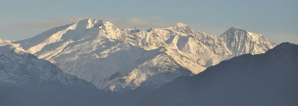 Schneebedeckte Himalaya Berge während des Annapurna Trekkings in Nepal