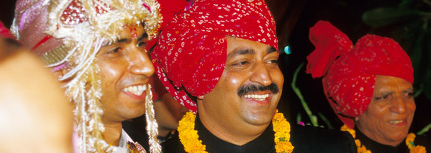 Zwei Inder mit Turban in Festkleidung auf einer indischen Hochzeit in Rajasthan