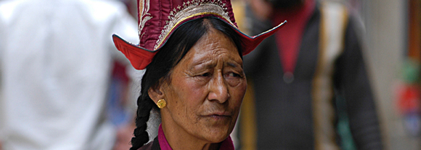 Einheimische Frau aus Ladakh mit traditioneller Kopfbedeckung
