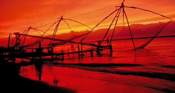 Sonnenuntergang auf Indien Reise bei den Chinesischen Fischernetzen in Cochin in Kerala