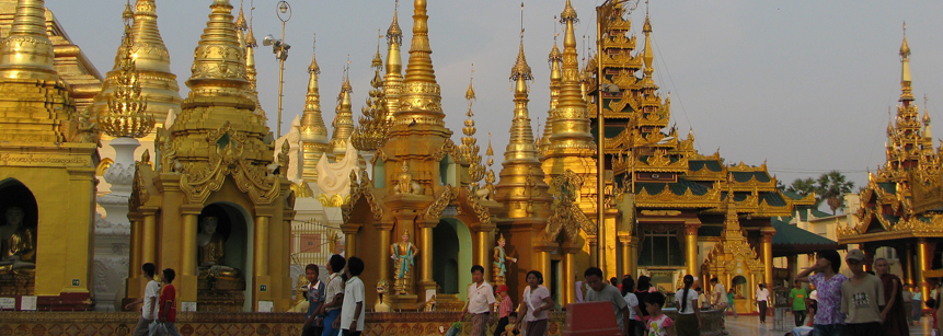 Gold leuchtende Schwedagon Pagode mit Besuchern in Yangon in Myanmar