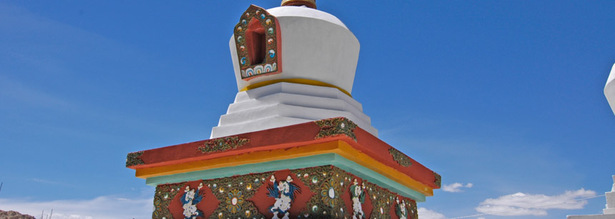 Bunt verzierte Stupa im nordindischen Himalaya in Ladakh
