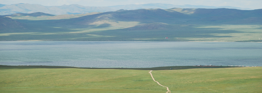 Ausblick auf den Ogii Nuur See in der Mongolei