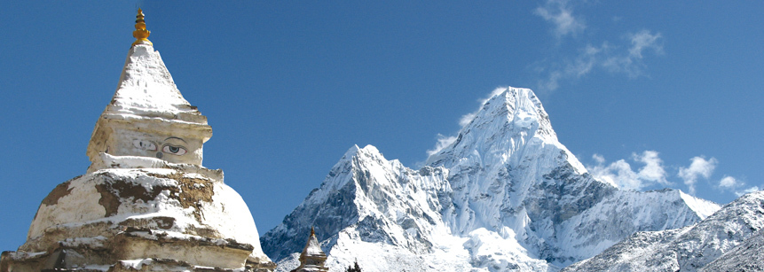 Stupa mit Augen und daneben Ausblick auf den schneebedeckten Berg Amadablam auf einer Nepal Reise