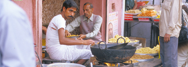 Jalebi Verkäuder mit mobiler Fritteuse am Straßenrand von Pushkar in Indien