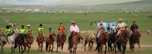 Besuch des Pferderennens auf dem Naadam Fest in der Mongolei