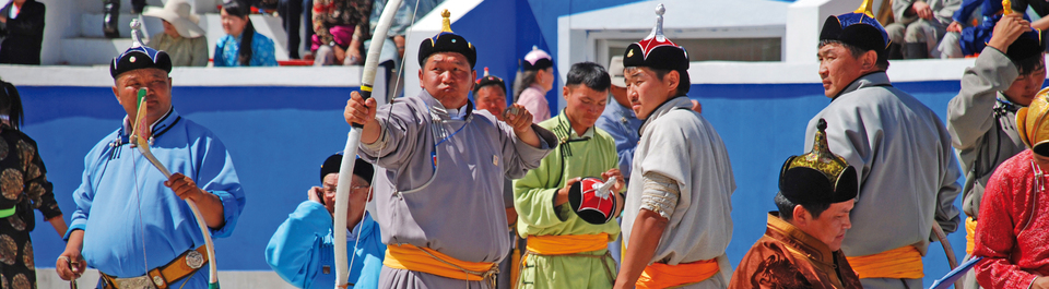 Mongolen beim Bogenschießen auf dem Naadam Fest in Ulan Bator in der Mongolei.
