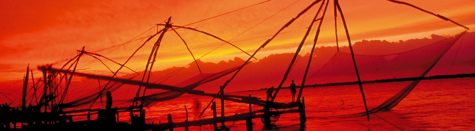 Sonnenuntergang über den Chinesischen Fischernetzen in Cochin auf einer Indien Reise
