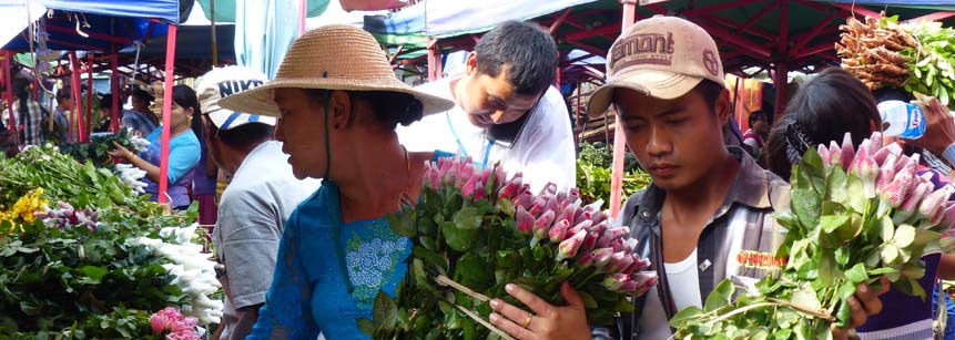 Burmesische Blumenhändler auf einem Markt in Myanmar