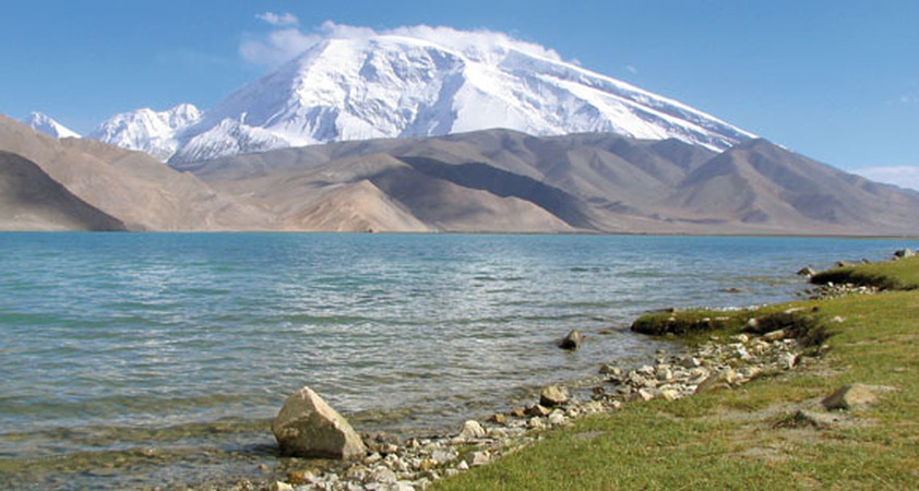 Berg Mustag Ata am Karakol See in Westchina mit Ufer im Vordergrund