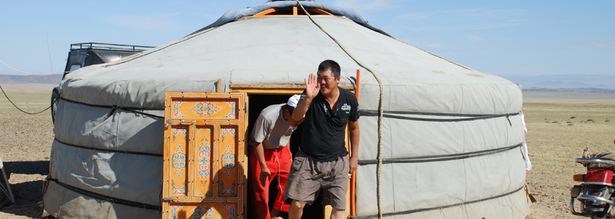Nomaden Jurte mit bunter Holztür in der Mongolei aus der 2 Besucher herauskommen