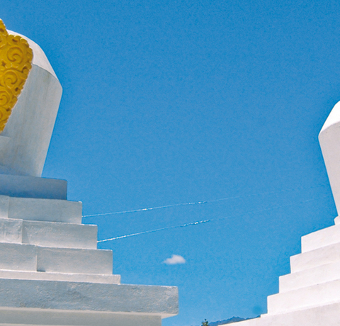 Zwei weiße Stupas mit gelben Spitzen in Ladakh während einer Indien Reise