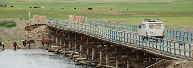 Auf unserer Rundreise in der Mongolei trägt uns unser zuverlässiger Wagen auch über große und kleine Brücken.