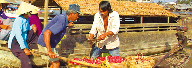 Vietnamesische Händler auf einem schwimmenden Markt im Mekong Delta in Vietnam