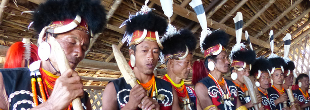 Naga Stammesangehörige auf dem Hornbill Festival in Kohima in Indien