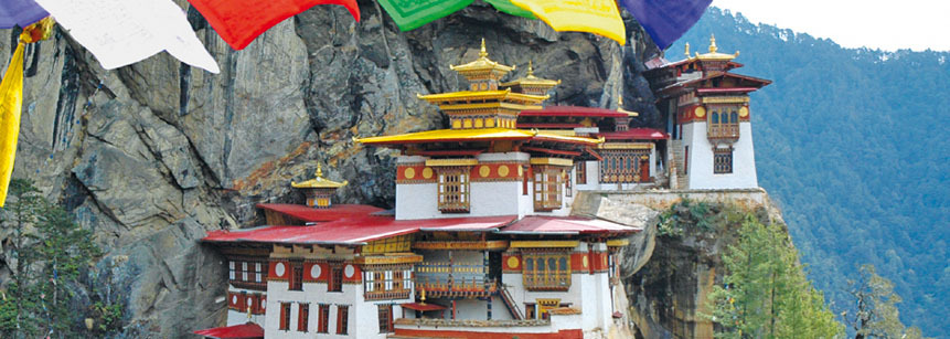Das Tigernest Kloster wurde in eine 600m Hohe Felswand gebaut