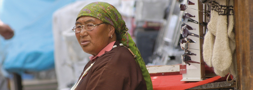 Einheimische Frau mit Kopftuch in Ladakh auf einer Indien Reise