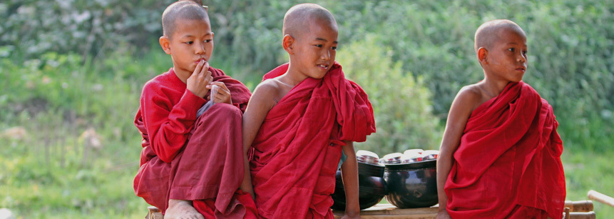 Begegnung mit 3 jungen Mönchen in roten Robe auf einer Myanmar Reise