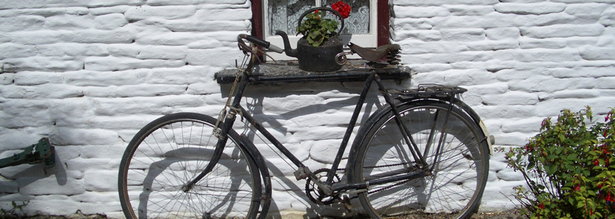 Fahrrad vor irischem Cottage auf Irland Reise