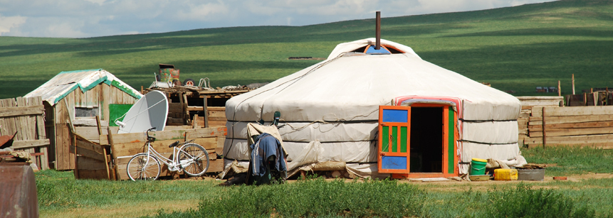Typisch mongolische Nomaden Jurte mit bunter Holztür in der Mongolei