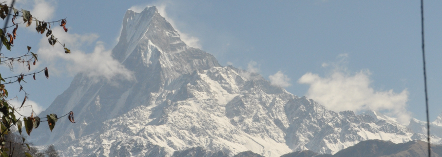 Freie Sicht auf den schneebedeckten Berg Machapuchare in Nepal
