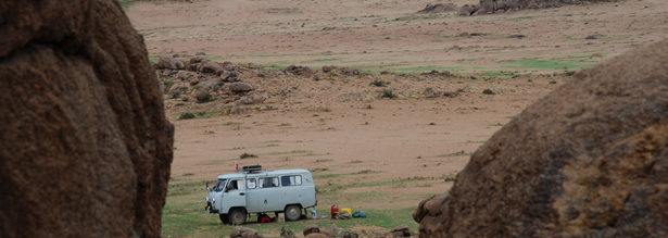 Furgon Geländebus bei Ikh Gazriin Chuluu in der Mongolei