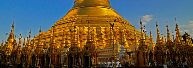 Im Licht der Sonne gold leuchtende Shwedagon Pagode in Yangon auf einer Myanmar Reise