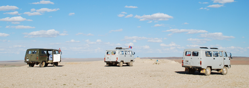 Drei Furgon Busse am Rande des Tsagaan Suvarga Canyons in der Mongolei