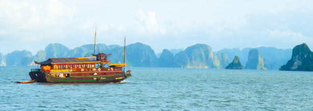Kreuzfahrtschunke in der Halongbucht in Vietnam. Eine Übernachtung auf so einer Dschunke sollte auf keiner Vietnam Reise fehlen