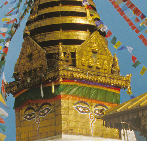 Bodnath Stupa mit Gebetsfahnen auf einer Nepal Reise in Kathmandu