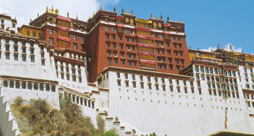 Blick auf den Potala Palast in Lhasa Tibet Reisen