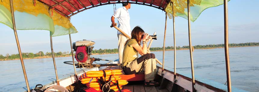Bootsausflug mit Reisender und Bootsführer auf dem Mekong bei Kratie zur Beobachtung der Mekong Delfine