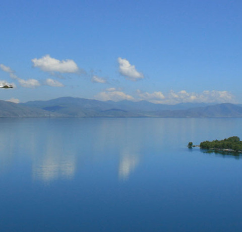 Sevan See in Armenien bei gutem Wetter