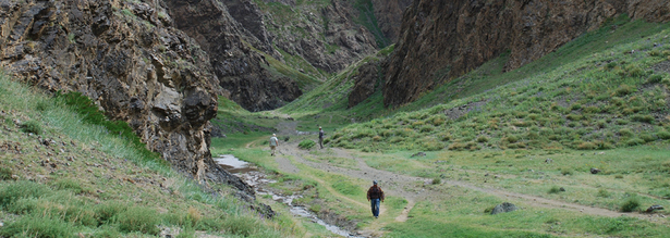 Wanderer in Yolin Am oder der Geierschlucht während Mongolei Reise. Am Ende der Geierschlucht finden sich auch im Sommer noch Eismassen in der Mongolei