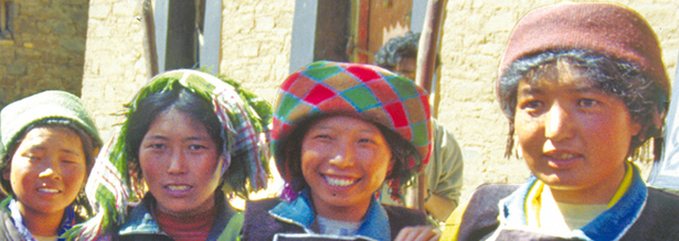 Begegnung mit tibetischen Frauen in Tracht auf einer Tibet Gruppenreise