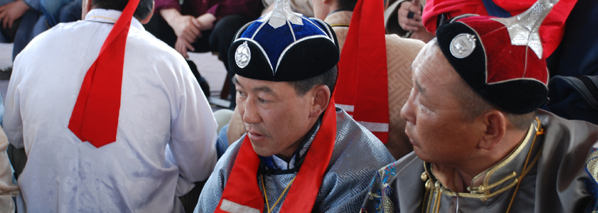 Traditionell gekleidete Mongolen mit typischen Hüten