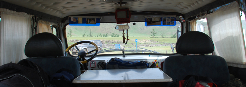 Blick durch die Windschutzscheibe von einem Furgon Geländebus währen einer Mongolei Rundreise