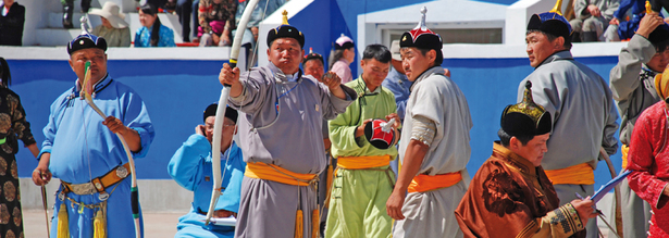 Auf unserer Mongolei Reise zum Naadam Fest besuchen wir die Wettbewerbe im Bogenschießen im Stadion von Ulan Bator