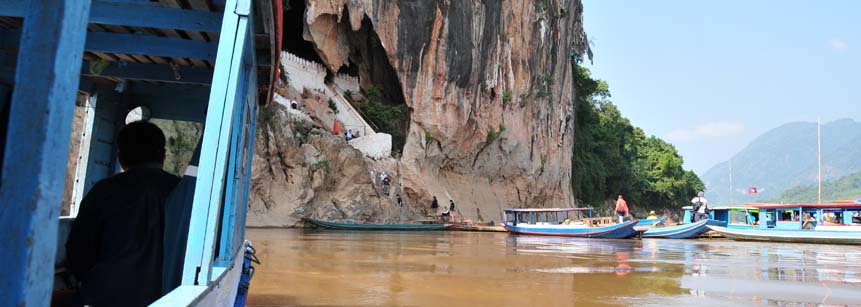 Blick aus einem Ausflugsboot auf die Pak Ou Höhlen in Laos