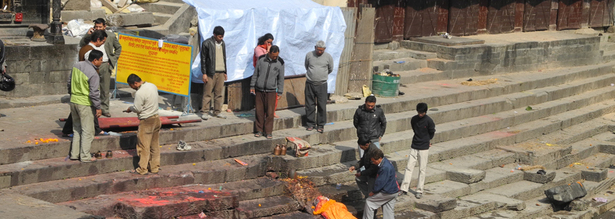 Leichenverbrennung an den Ghats von Pashupatinath in Kathmandu