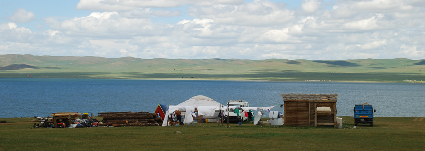 Blick auf den Ogii Nuur See in der Mongolei mit einer Nomaden Jurte im Vordergrund