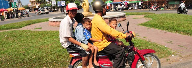 Fünfköpfige Familie auf einem Moped in Phnom Penh in Kambodscha