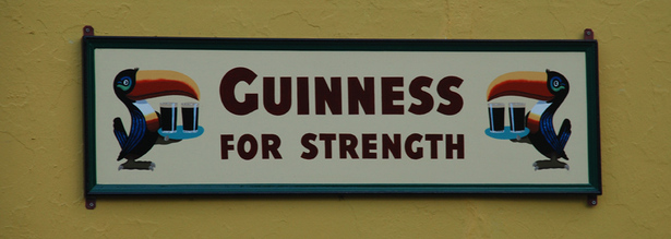 Guinness Schild an einem Pub in Irland